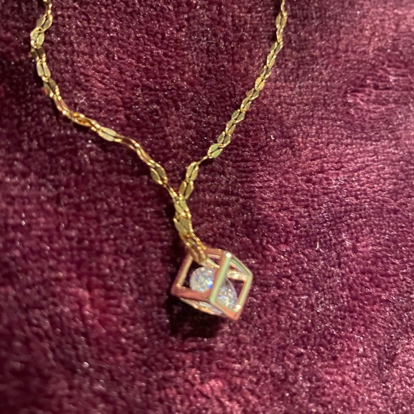 Gold cube necklace - Picture 2 of 3